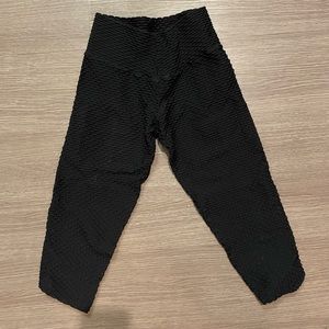 Croco Skin™ Cropped Leggings Black